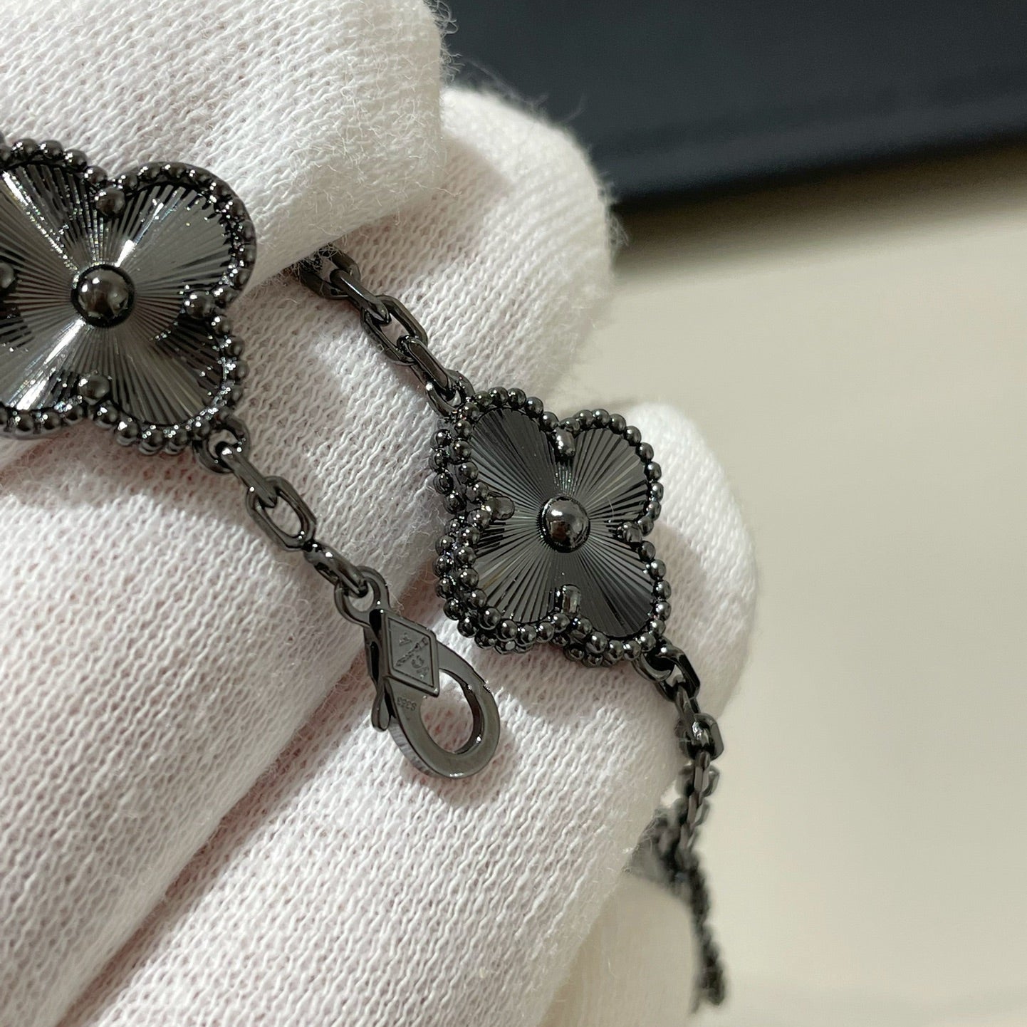 [BIJOUX]CLOVER 5 MOTIF BLACK BRACELET