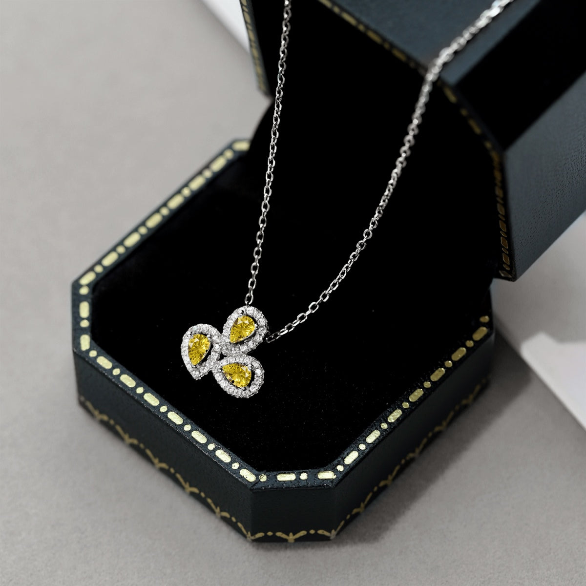 [Goodv]Elegant Flower Shape Pear Cut Necklace