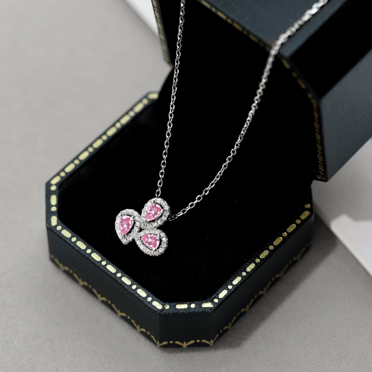 [Goodv]Elegant Flower Shape Pear Cut Necklace