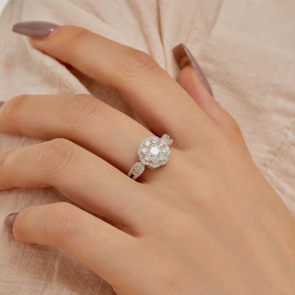 [Goodv] Bague de mariage délicate et colorée en forme de fleur coupée ronde