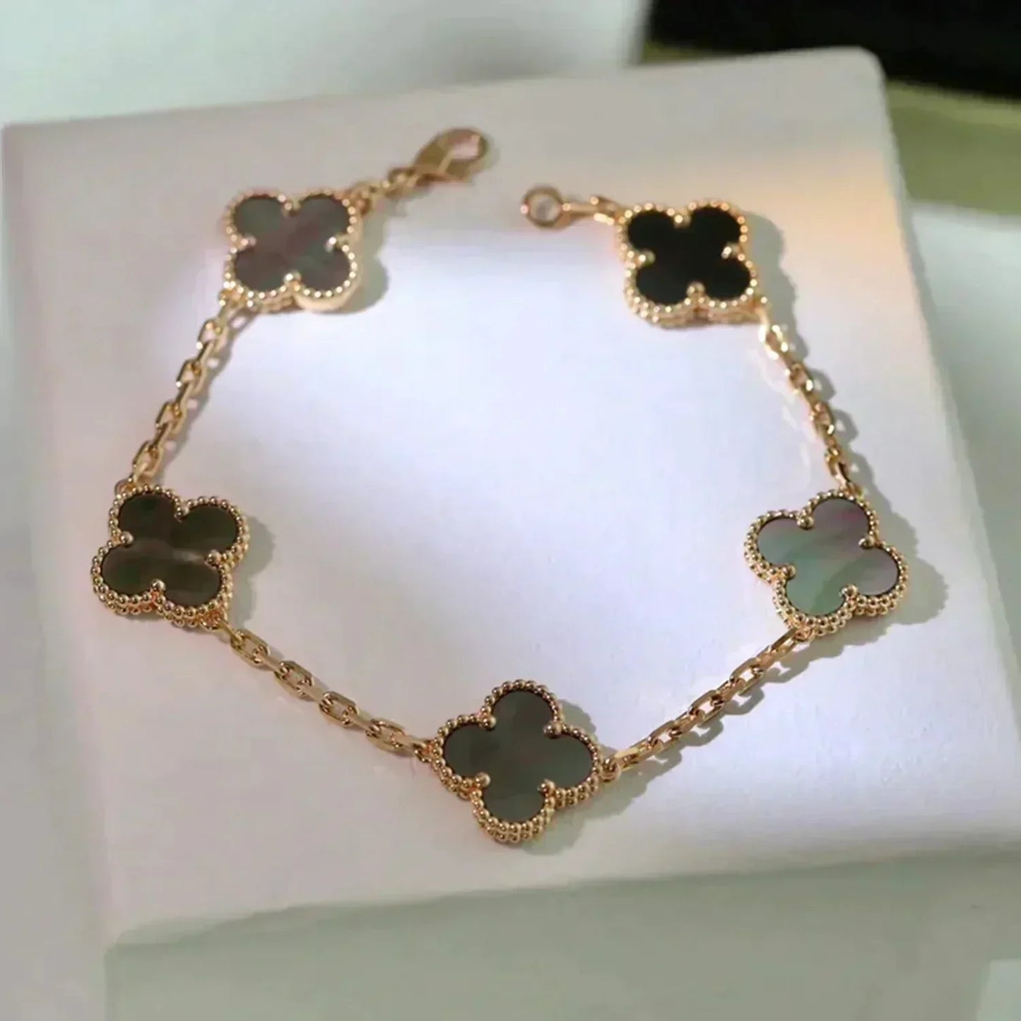 [BIJOUX]CLOVER 5 MOTIF GRAY MOP  BRACELET