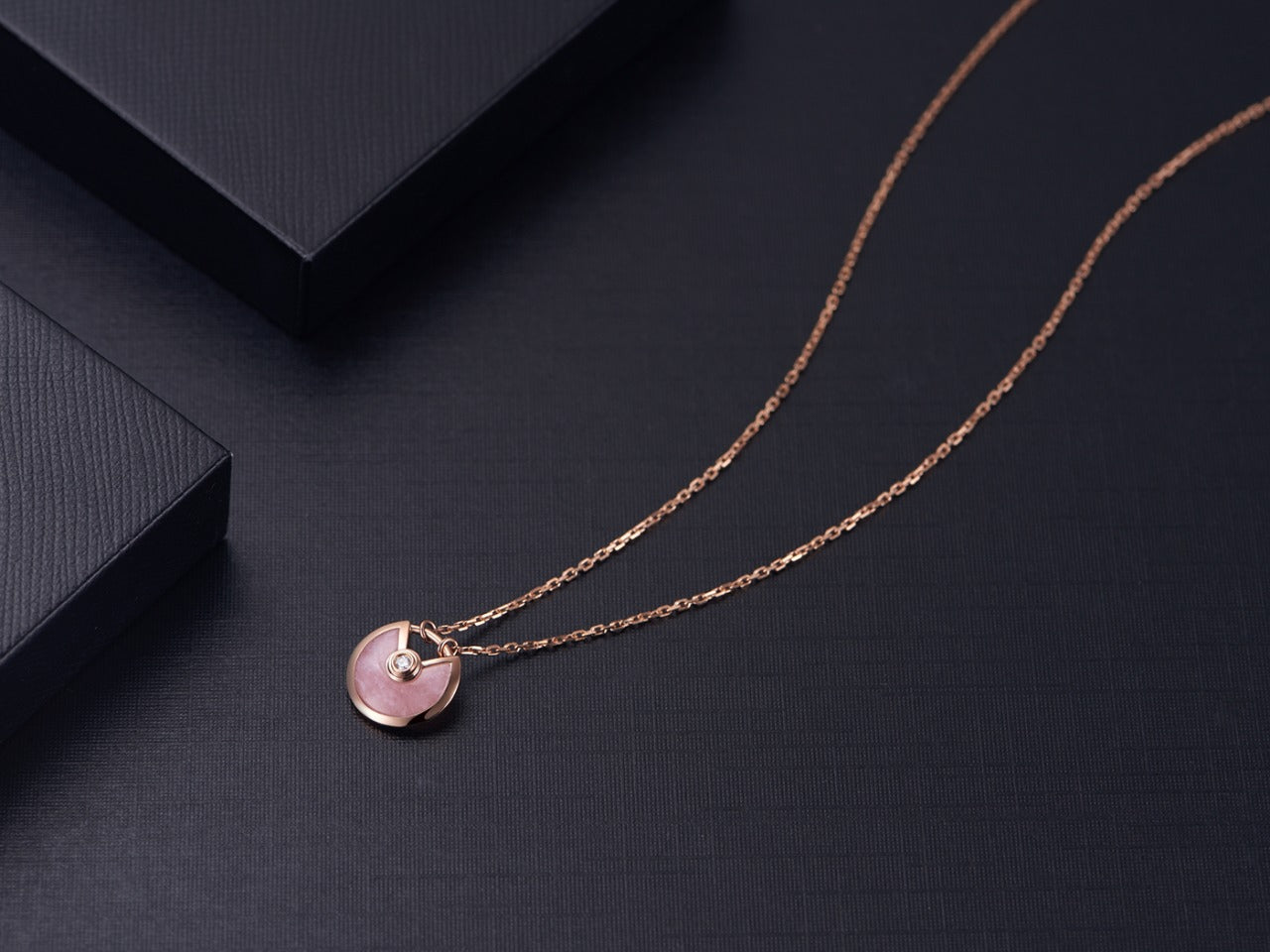 [BIJOUX] COLLIER AMULETTE OR ROSE NACRE ROSE