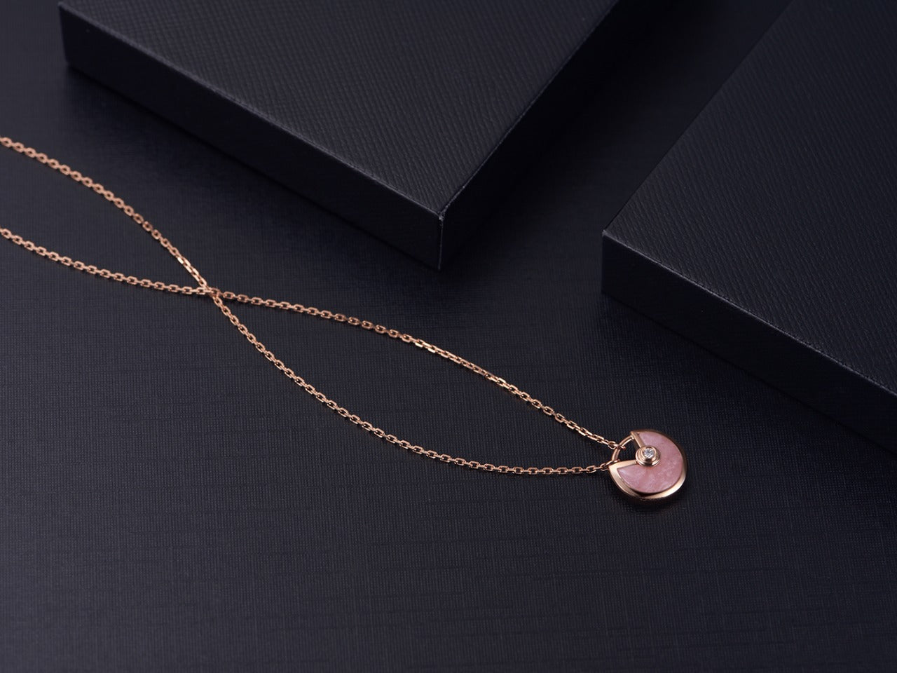 [BIJOUX] COLLIER AMULETTE OR ROSE NACRE ROSE