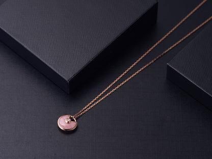 [BIJOUX] COLLIER AMULETTE OR ROSE NACRE ROSE