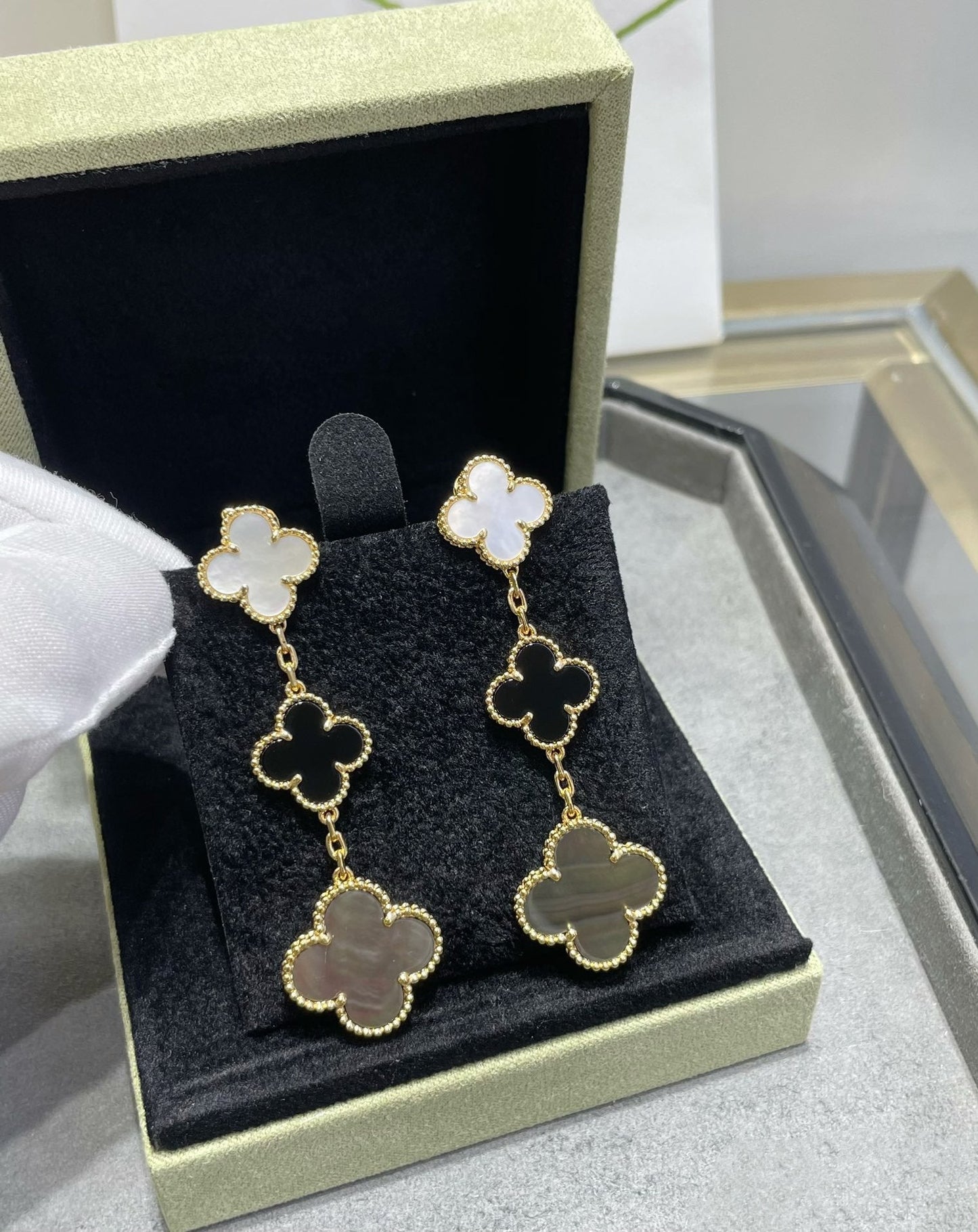 [BIJOUX]CLOVER 3 MOTIF MOP ONYX DARK MOP PINK GOLD EARRINGS