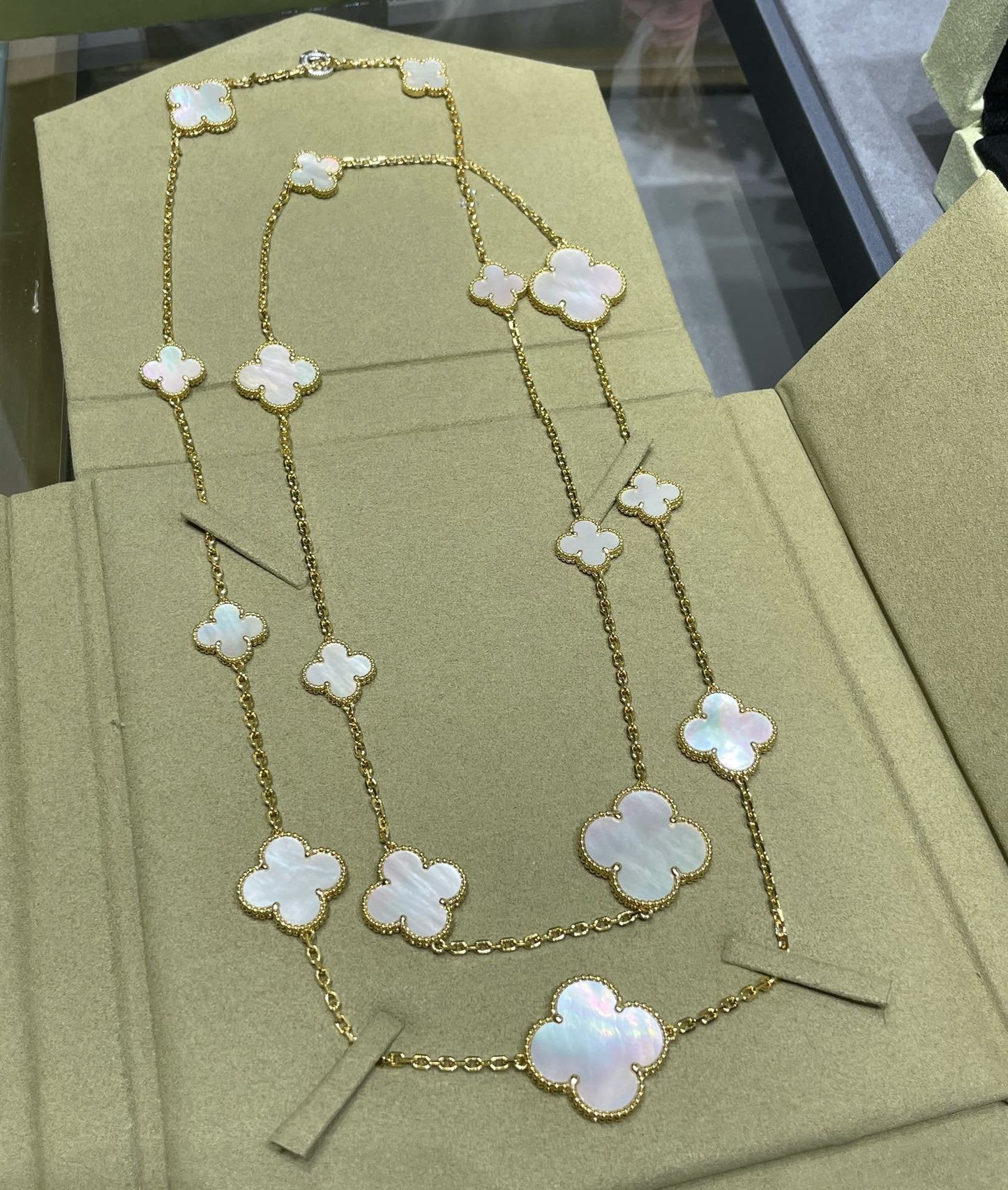 [BIJOUX]CLOVER 16 MOTIF WHITE MOP GOLD NECKLACE