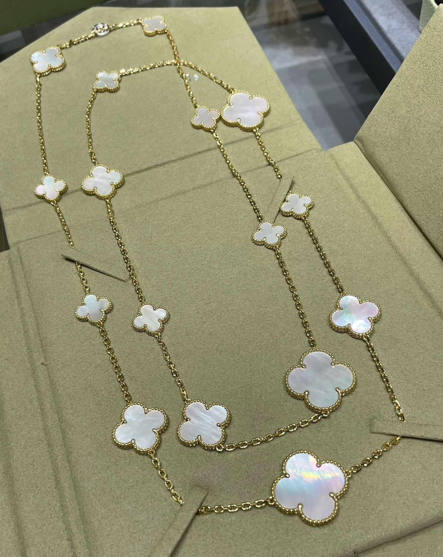 [BIJOUX]CLOVER 16 MOTIF WHITE MOP GOLD NECKLACE