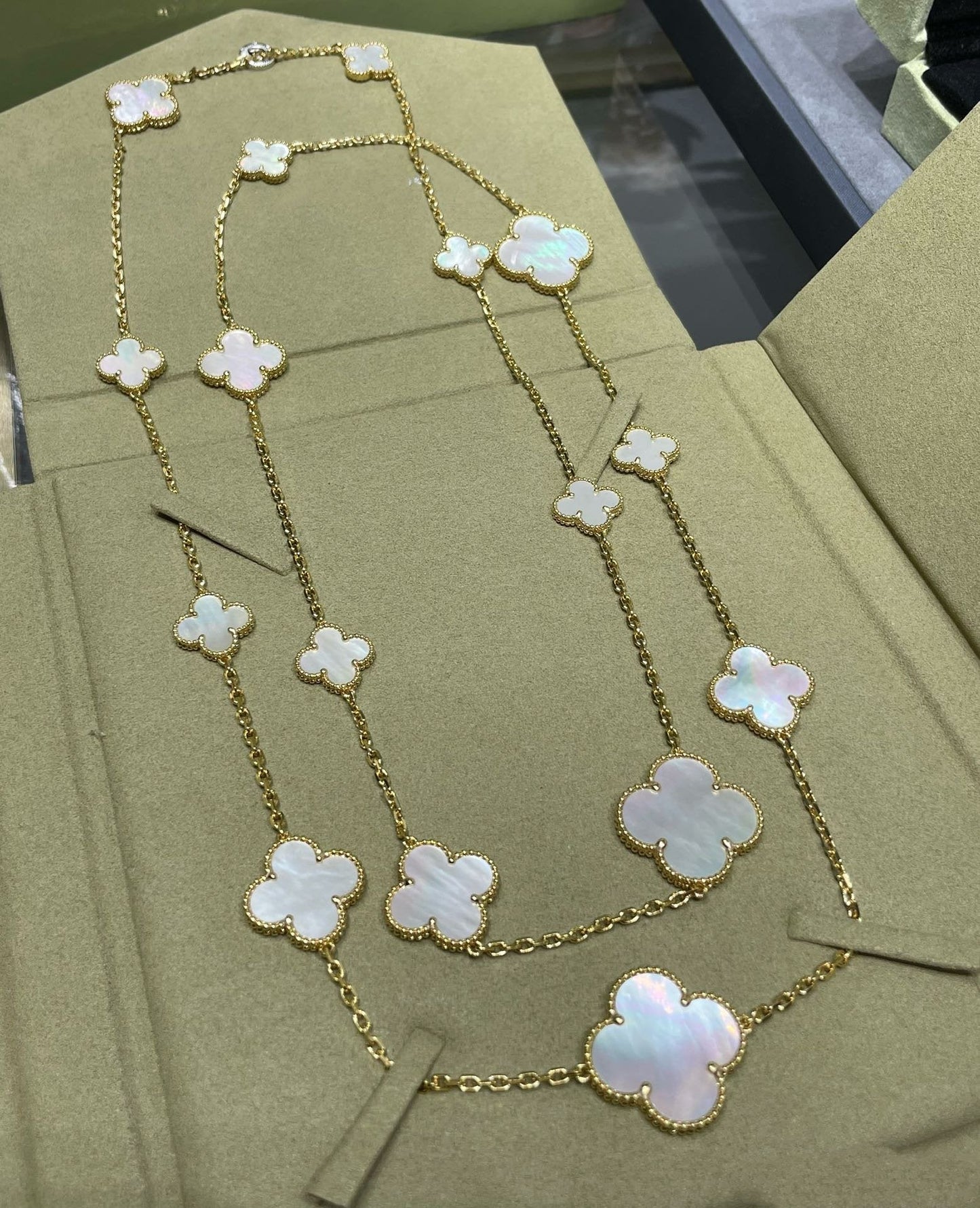 [BIJOUX]CLOVER 16 MOTIF WHITE MOP GOLD NECKLACE