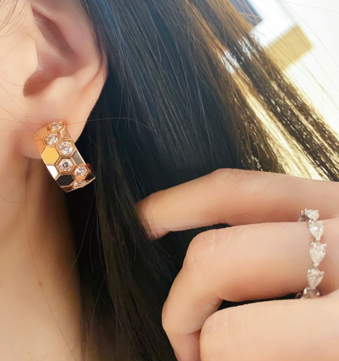 [BIJOUX] BOUCLES D'OREILLES CRÉOLES EN DIAMANT BEE LOVE