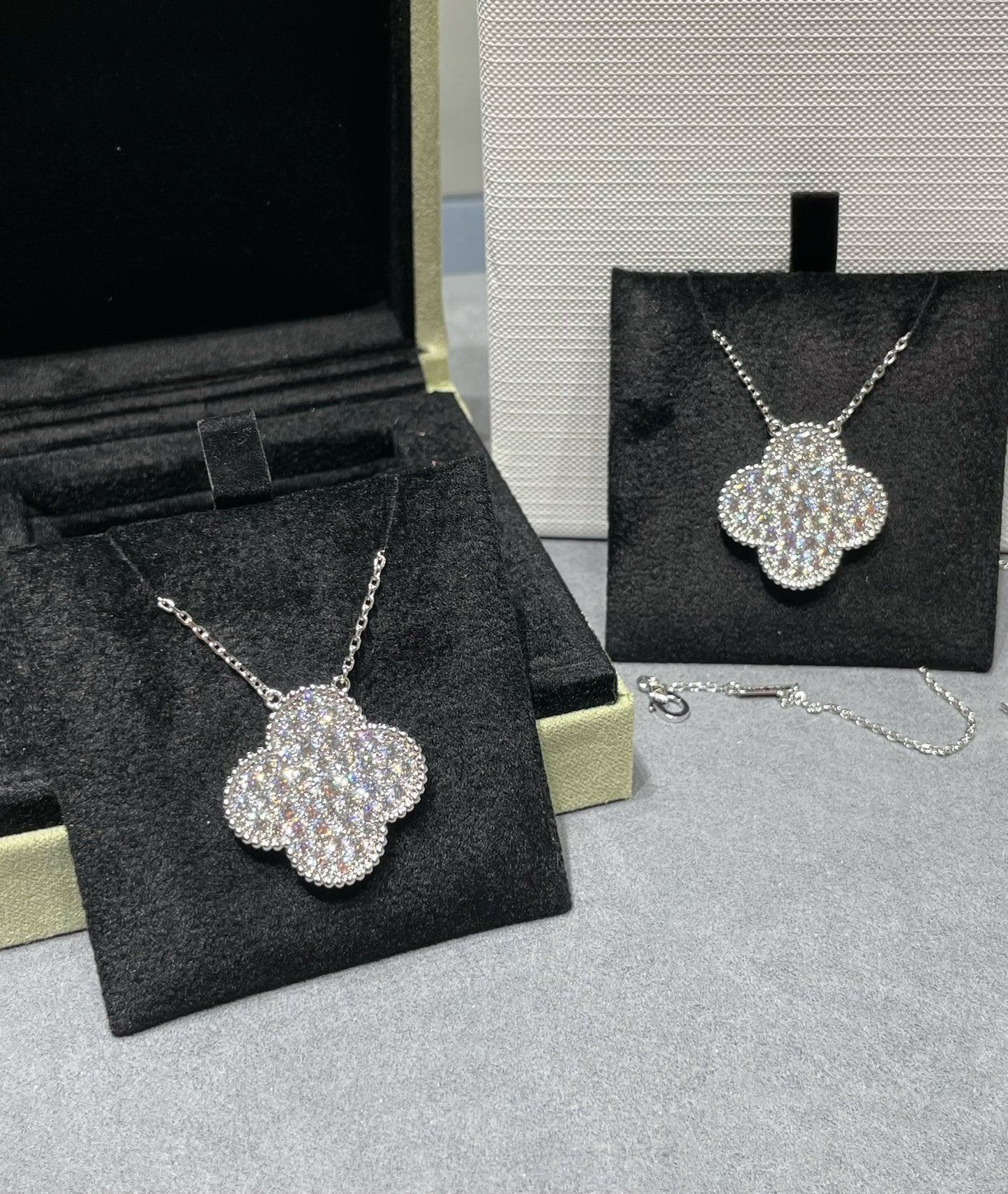 [BIJOUX]CLOVER 25MM LARGE PENDANT DIAMOND PAVED SILVER NECKLACE