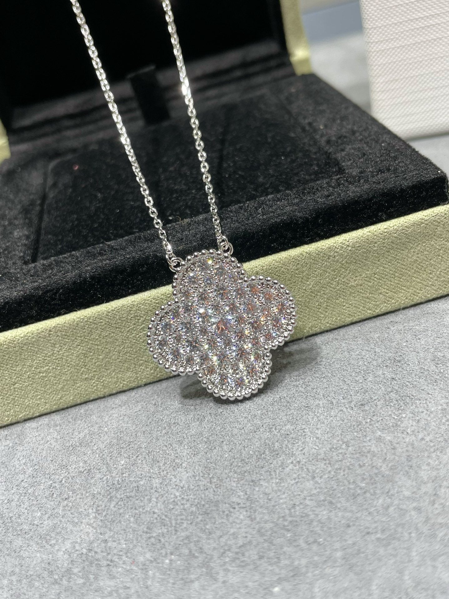 [BIJOUX]CLOVER 25MM LARGE PENDANT DIAMOND PAVED SILVER NECKLACE