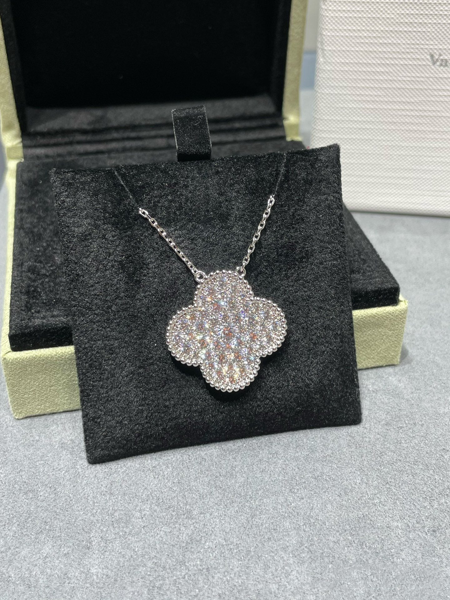 [BIJOUX]CLOVER 25MM LARGE PENDANT DIAMOND PAVED SILVER NECKLACE