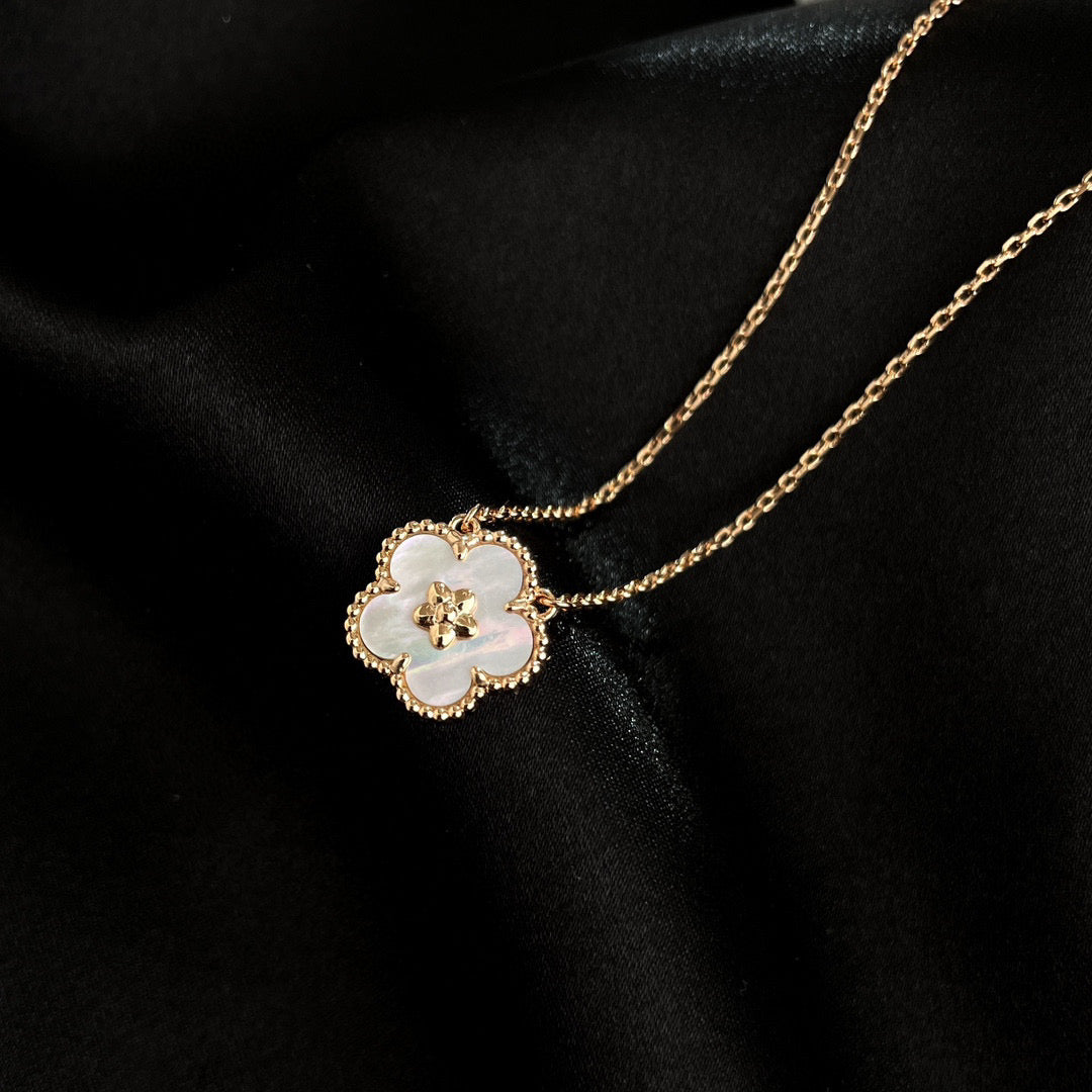 [BIJOUX]LUCKY  WHITE MOP  PLUM BLOSSOM NECKLACE