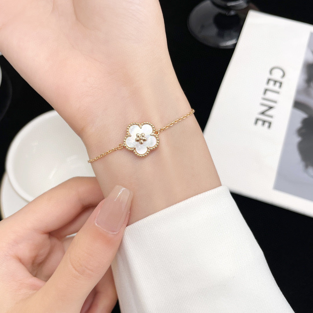 [BIJOUX]BRACELET LUCKY EN FLEUR DE PRUNEURIER EN NACRE BLANCHE