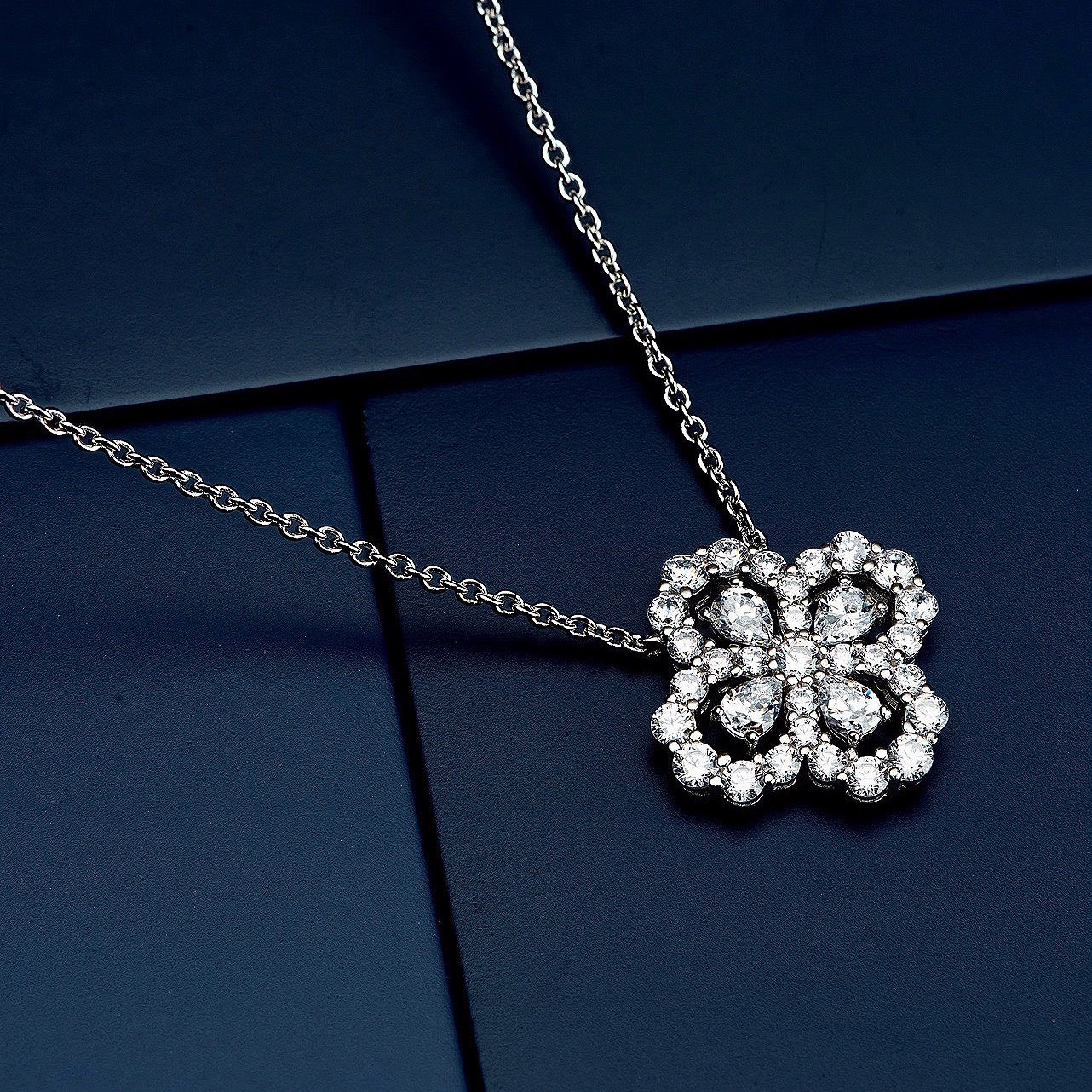 [BIJOUX] COLLIER BOUCLE MOTIF COMPLET COMBINAISON DE DIAMANTS